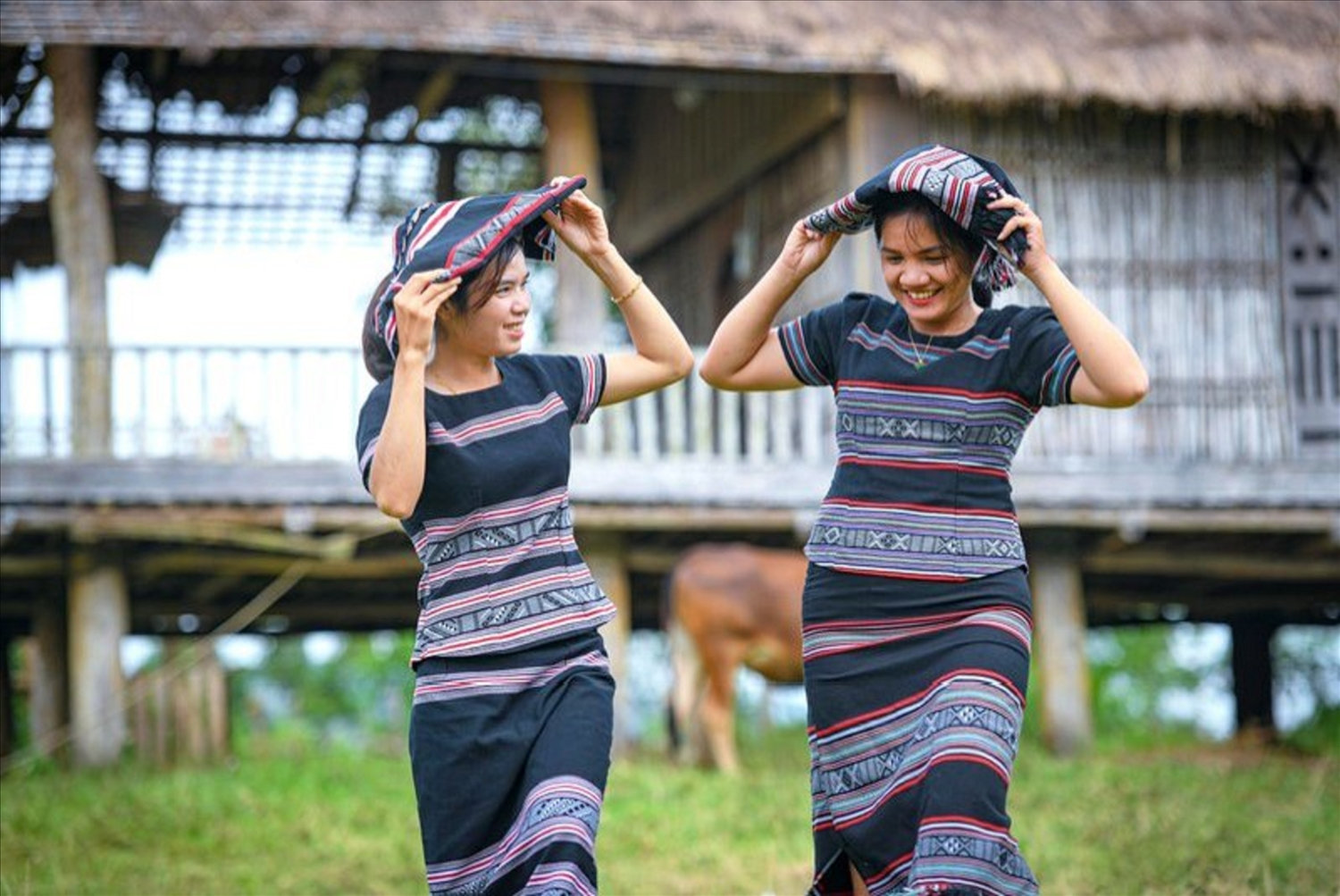 Phụ nữ làng Teng với quyết tâm đưa thổ cẩm H'rê ra thị trường thế giới