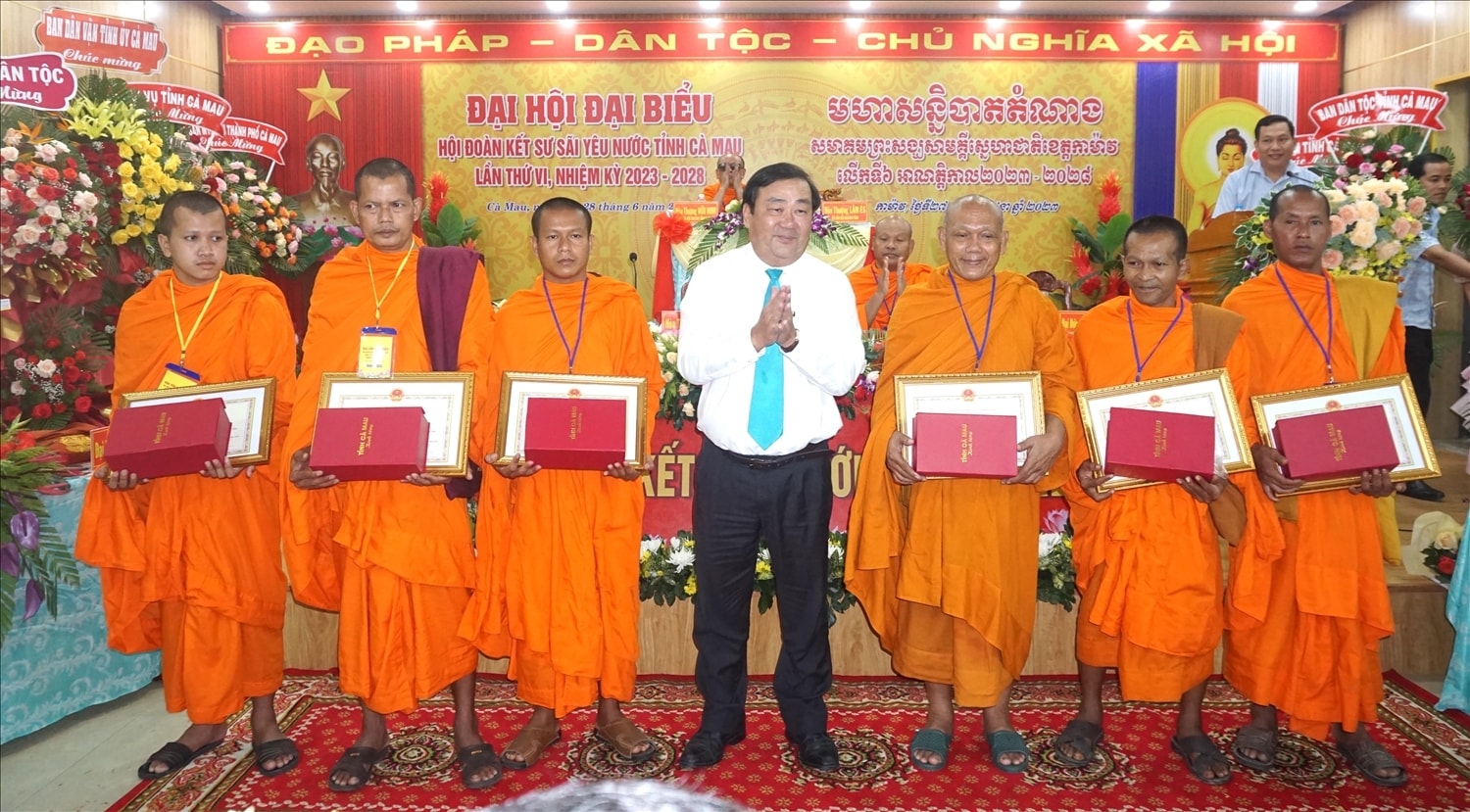 Ông Trần Văn Hiện, Uỷ viên Ban Thường vụ Tỉnh uỷ, Chủ tịch Ủy ban MTTQ Việt Nam tỉnh Cà Mau trao Bằng khen đế các vị trong Thường trực Hội đoàn kết SSYN tỉnh nhân dịp Đại hội Hội Đoàn kết SSYN  nhiệm kỳ 2023 - 2028