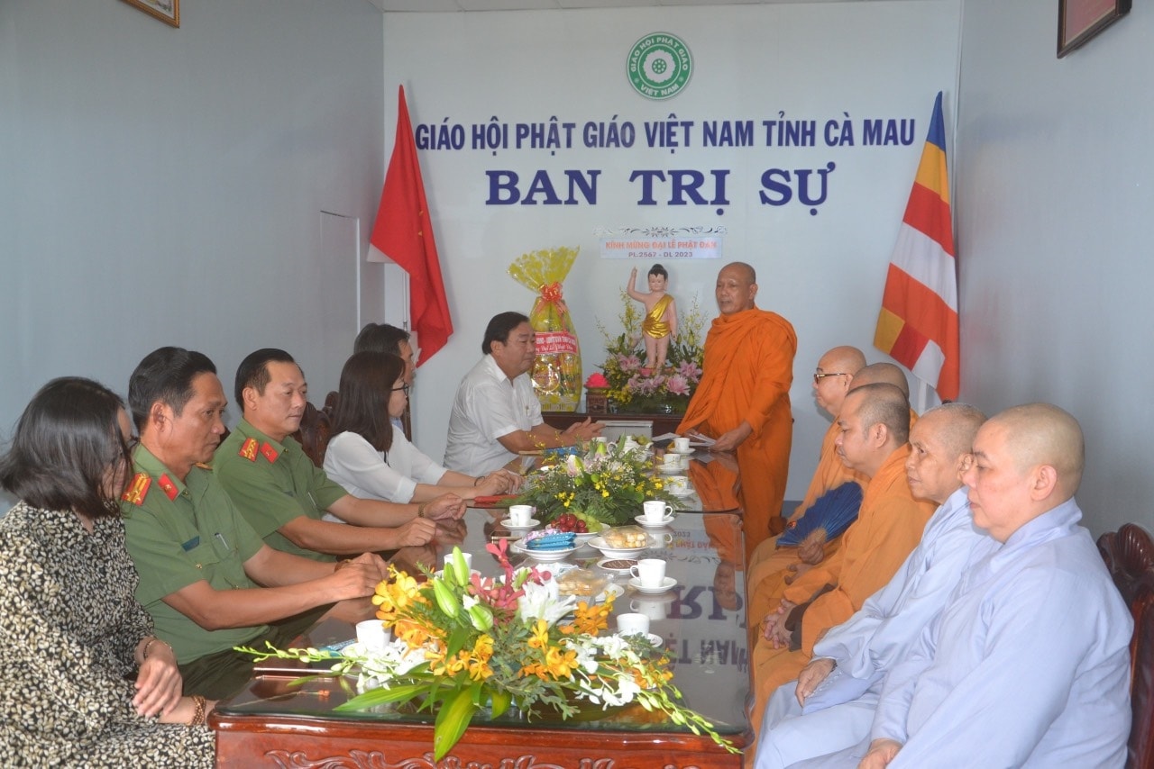 Hoà thượng Thạch Hà  vừa được suy cử làm  Trưởng Ban trị sự Giáo hội Phật giáo Việt Nam tỉnh, vừa làm Hội trưởng Hội doàn kết SSYN tỉnh Cà Mau 