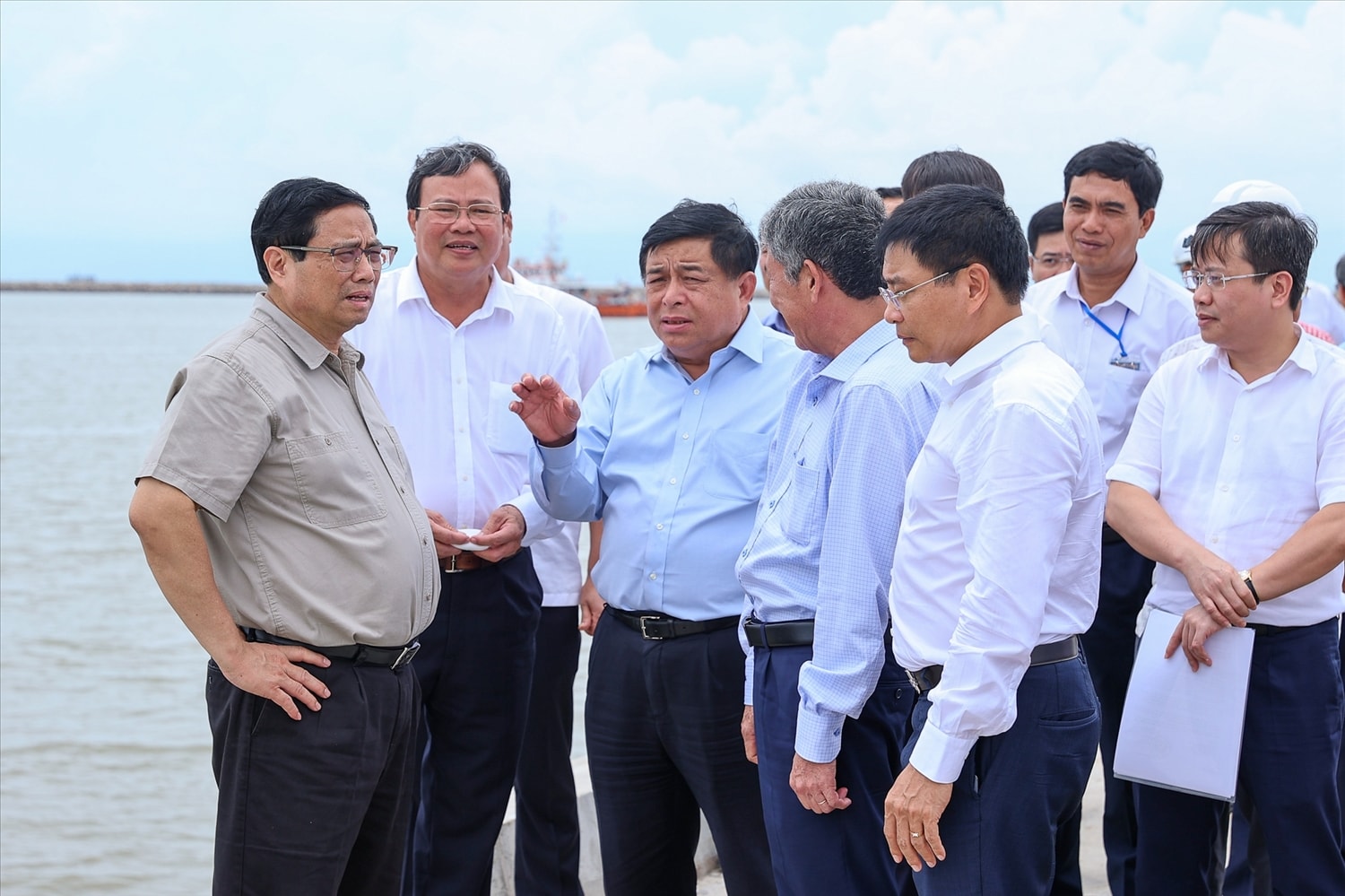Thủ tướng Chính phủ  Phạm Minh Chính  cùng đại diện lãnh đạo các Bộ, ngành khảo sát cảng biển trong chuyến công tác Trà Vinh (ảnh: Cổng thông tin điện tử tỉnh Trà Vinh) 