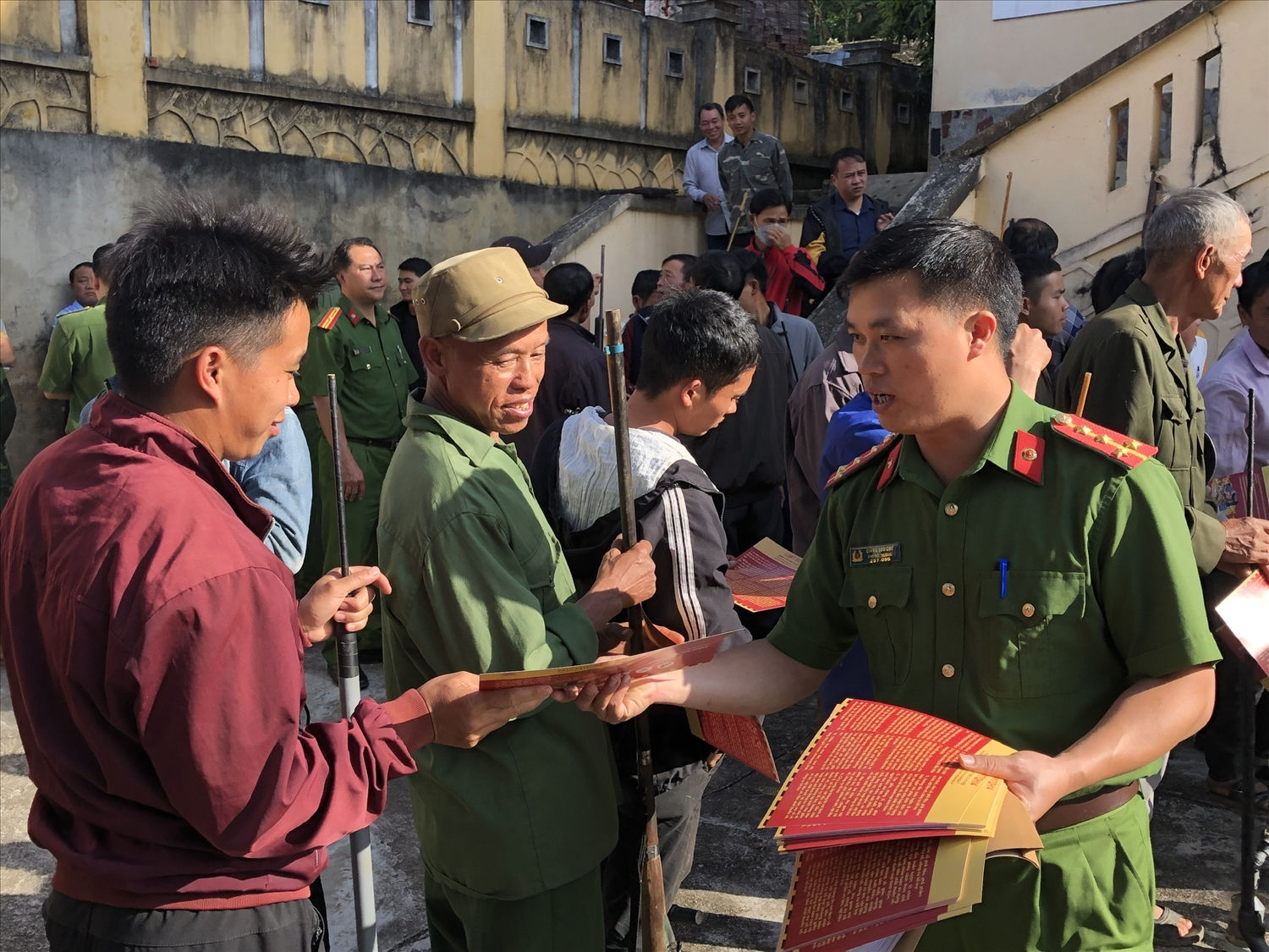 Phát tờ rơi tuyên truyền về các quy định Pháp luật về quản lý vũ khí, vật liệu nổ cho người dân vùng cao