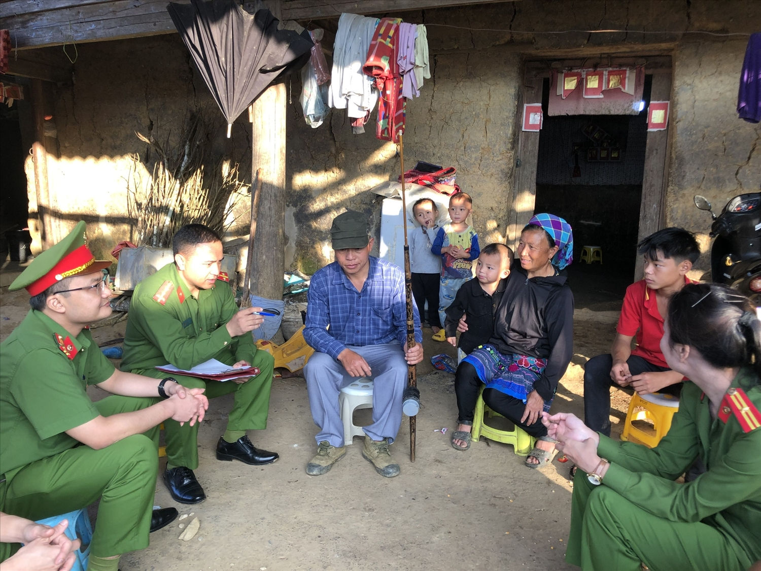 Đi từng ngõ, gõ từng nhà, rà từng đối tượng để thu hồi vũ khi trong Nhân dân