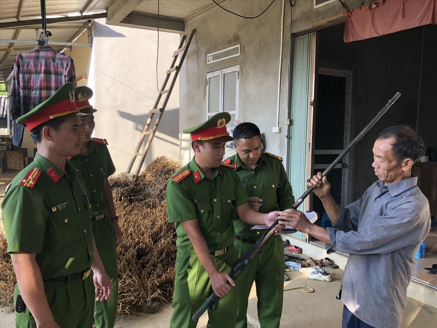 Lực lượng công an đến từng nhà dân để thu hồi vũ khí, vật liệu nổ