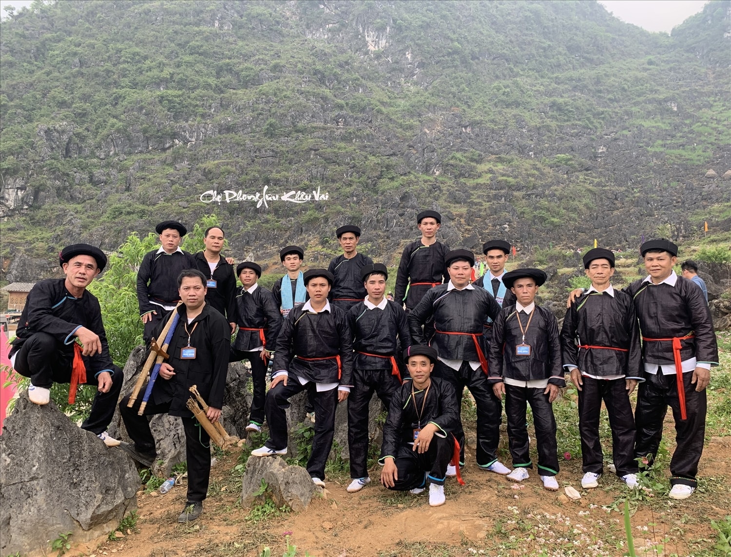 Các chàng trai người Giáy tham gia Lễ hội Chợ phong lưu Khâu Vai