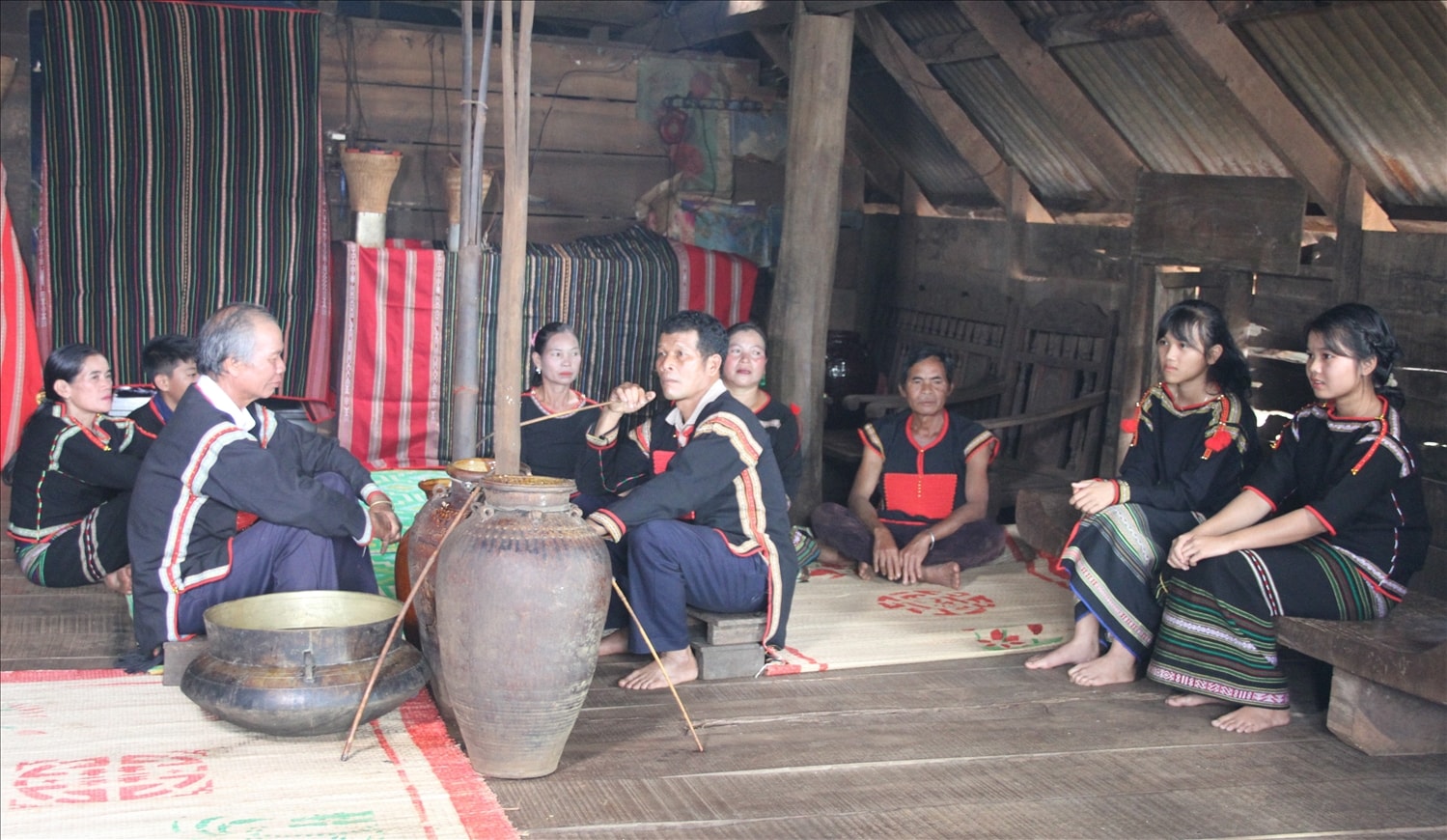 Các học việc nhỏ tuổi (ngồi ghế bên phải) cũng thuộc và trình diễn một số đoạn sử thi