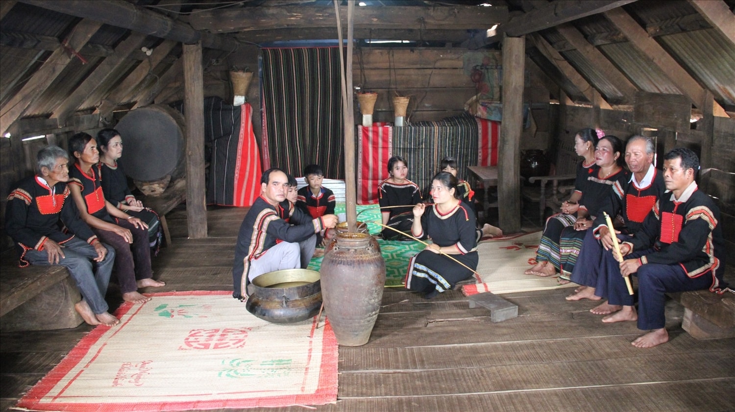 Không gian diễn xướng sử thi trong nhà dài truyền thống, bà con quây quần bên chóe rượu cần