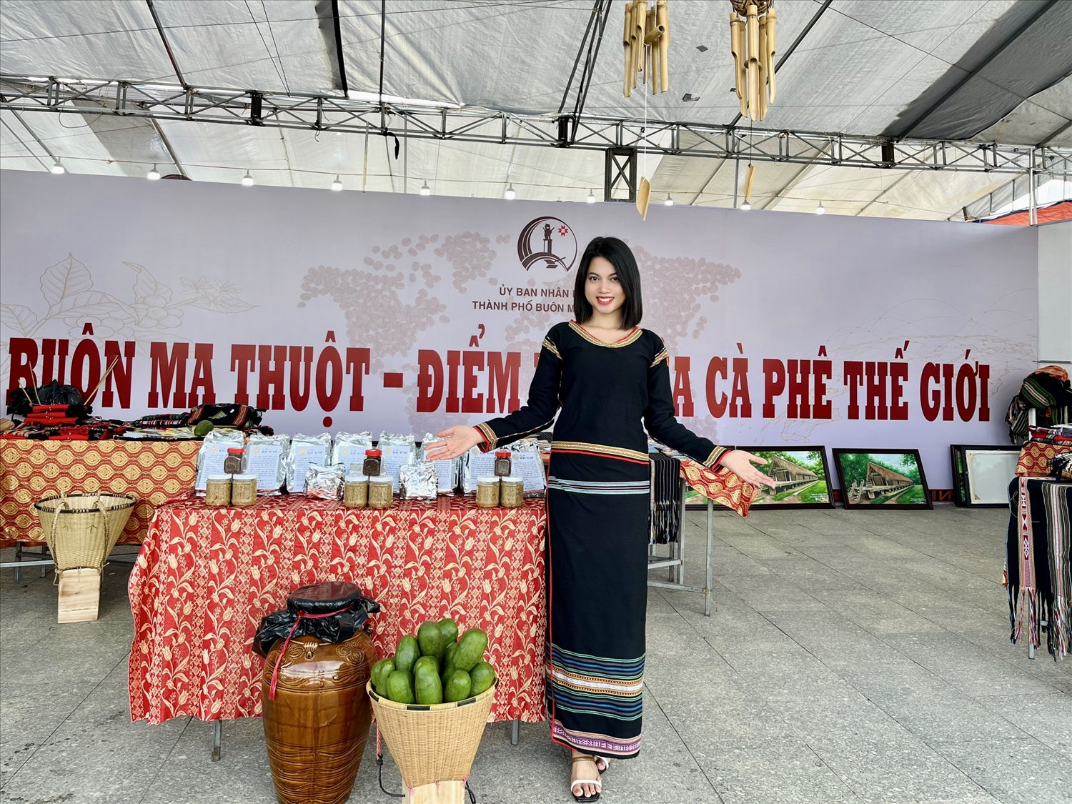 Chị H’Zu Ni Niê giới thiệu sản phẩm đặc trưng văn hóa của buôn