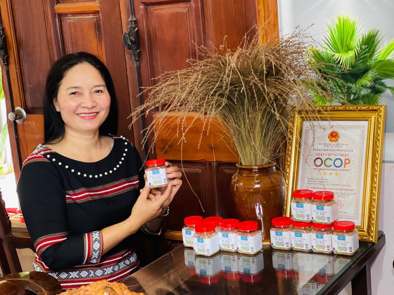Sản phẩm “Muối cỏ thơm H’Rin” của chị Rơ Ô H’Rin đạt tiêu chuẩn OCOP 3 sao cấp tỉnh