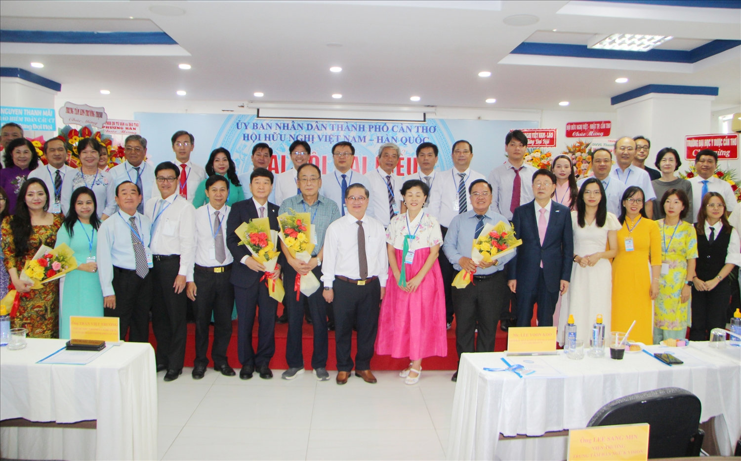 Các đại biểu chụp ảnh lưu niệm tại Đại hội Hội hữu nghị Việt Nam - Hàn Quốc TP. Cần Thơ Các đại biểu chụp ảnh lưu niệm tại Đại hội Hội hữu nghị Việt Nam - Hàn Quốc TP. Cần Thơ
