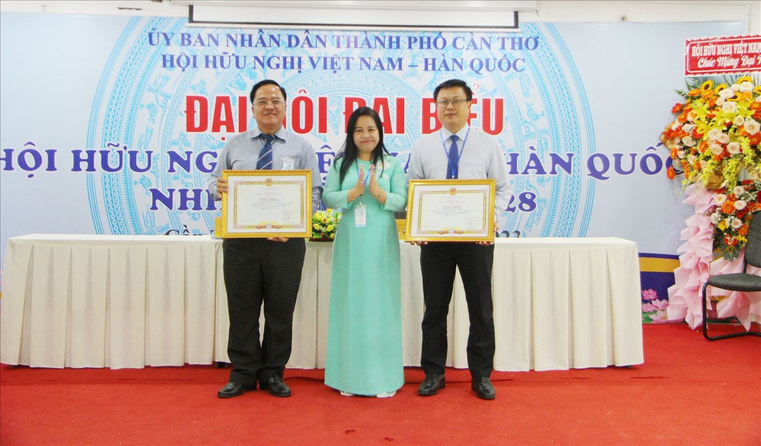 Bà Lê Thị Thanh Giang, Chủ tịch Liên hiệp các tổ chức hữu nghị TP. Cần Thơ trao Bằng khen cho các cá nhân có đóng góp tích cực trong công tác đối ngoại nhân dân nhiệm kỳ 2018 - 2023 Bà Lê Thị Thanh Giang, Chủ tịch Liên hiệp các tổ chức hữu nghị TP. Cần Thơ trao Bằng khen cho các cá nhân có đóng góp tích cực trong công tác đối ngoại nhân dân nhiệm kỳ 2018 - 2023