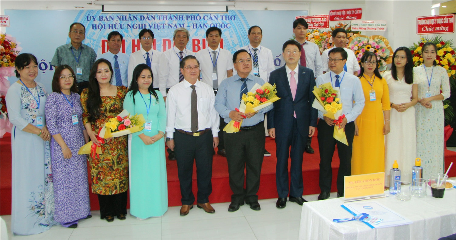 Lãnh đạo TP. Cần Thơ tặng hoa chúc mừng Ban Chấp Hội hữu nghị Việt Nam - Hàn Quốc TP Cần Thơ nhiệm kỳ 2023 - 2028 Lãnh đạo TP. Cần Thơ tặng hoa chúc mừng Ban Chấp Hội hữu nghị Việt Nam - Hàn Quốc TP Cần Thơ nhiệm kỳ 2023 - 2028