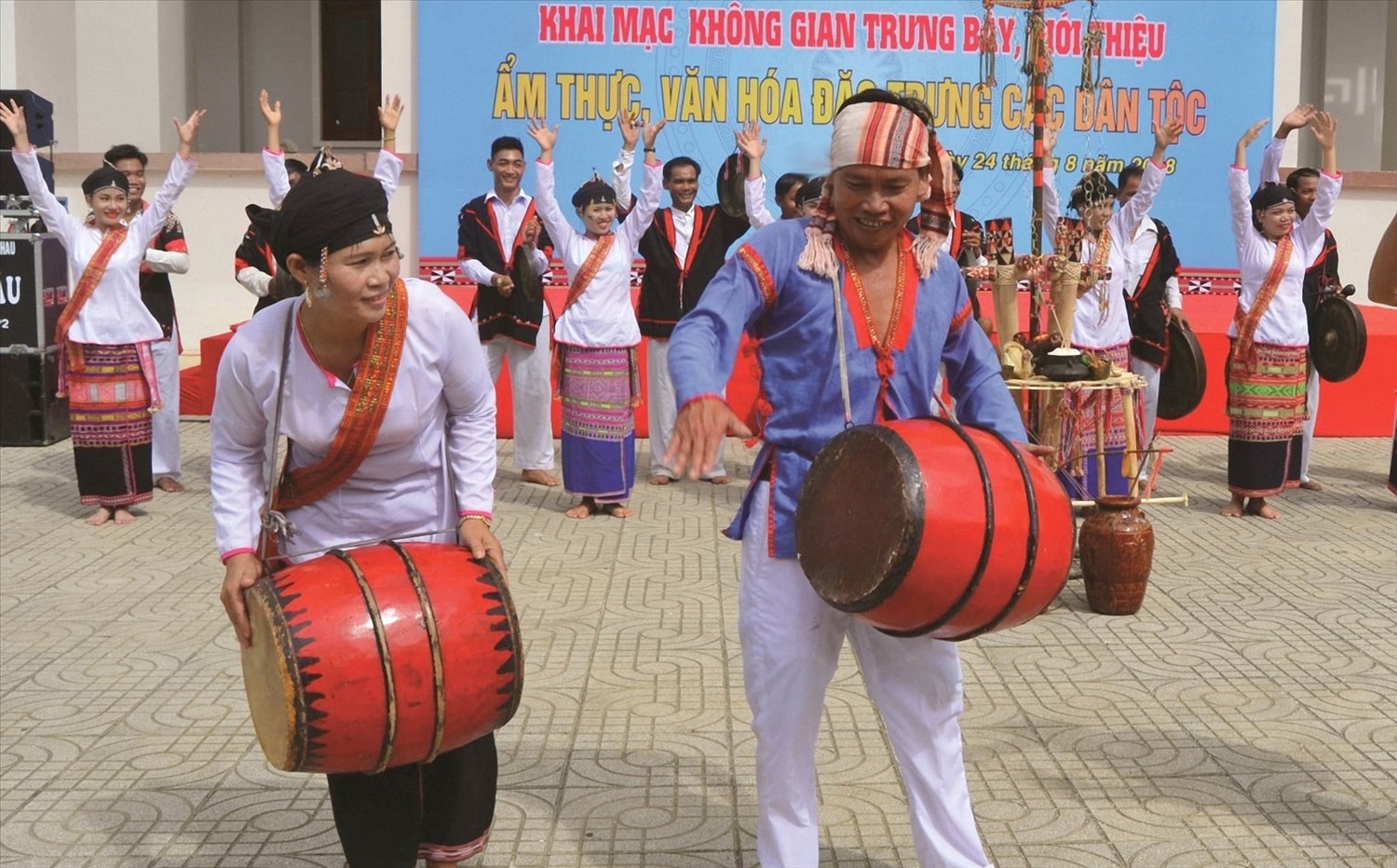Nghệ thuật trình diễn trống đôi của người Chăm Hroi