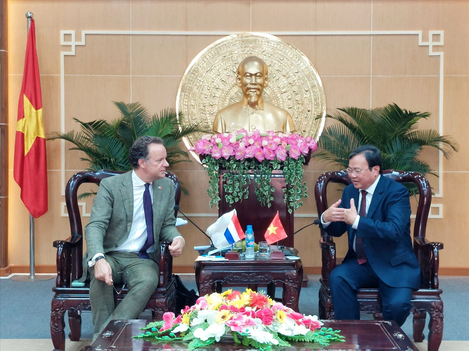 Chủ tịch UBND tỉnh Lê Văn Hẳn tiếp ông Daniel Stork, Tổng Lãnh sự quán Vương quốc Hà Lan tại TP.HCM đến làm việc tại Trà Vinh nhằm tăng cường tìm hiểu, hợp tác đầu tư trên các lĩnh vực mà hai bên quan tâm.( ảnh: Cổng thông tin điện tử tỉnh) 