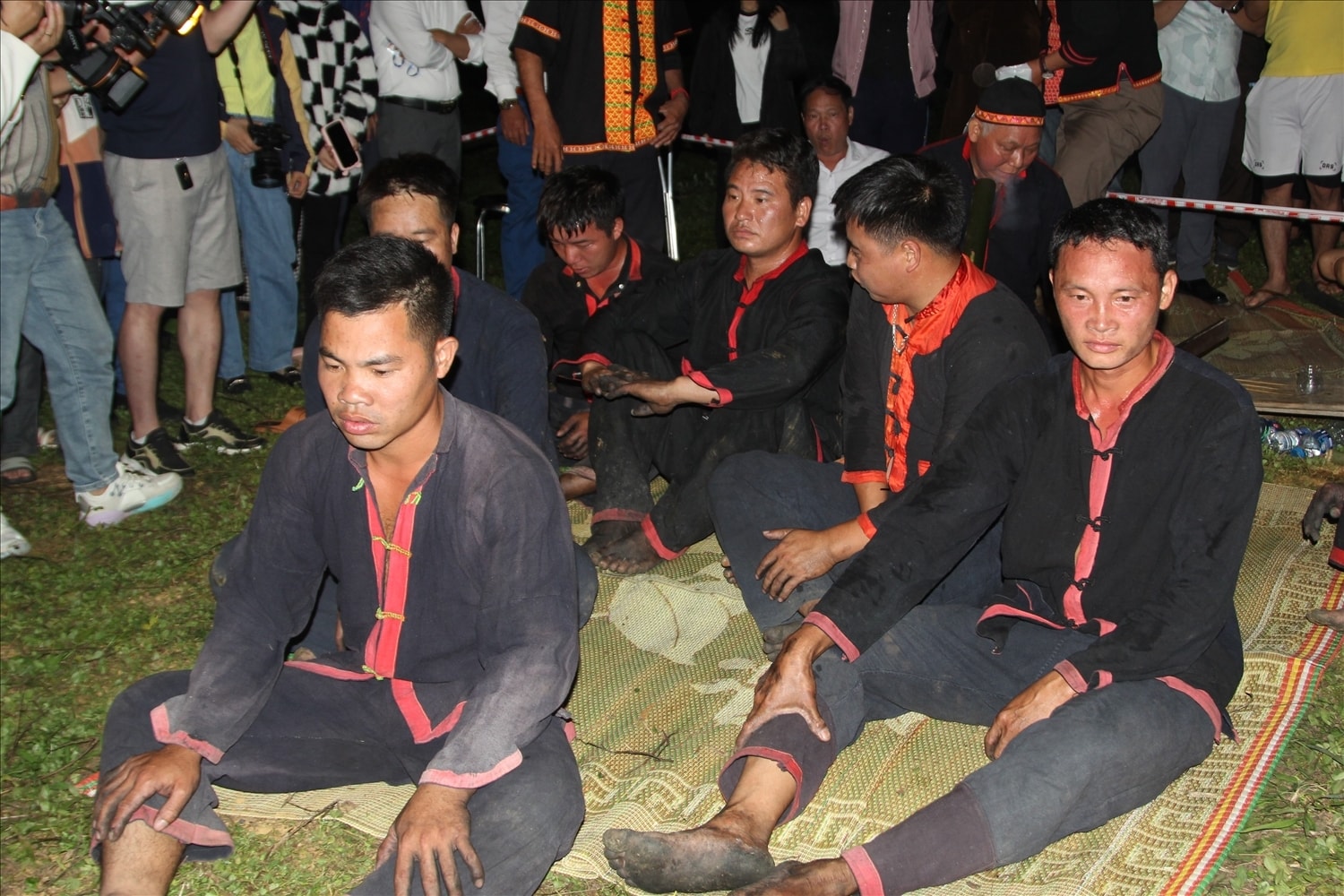 Các thanh niên dân tộc Pà Thẻn tham gia Lễ Nhảy lửa Các thanh niên dân tộc Pà Thẻn tham gia Lễ Nhảy lửa