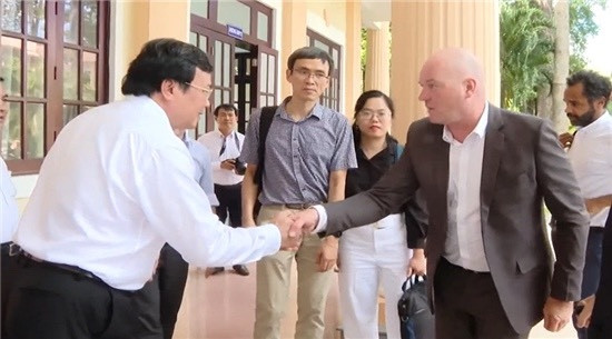 Đồng chí Lê Văn Hẳn (trái) tiếp và làm việc với đoàn công tác Vương quốc Bỉ