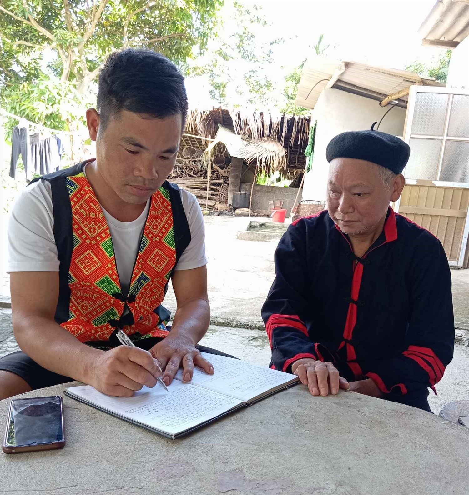 Ông Phù Văn Thành truyền dạy bài cúng trong lễ Nhảy lửa cho học trò Húng Văn Tám, thôn Thượng Minh, xã Hồng Quang, huyện Lâm Bình. Ông Phù Văn Thành truyền dạy bài cúng trong lễ Nhảy lửa cho học trò Húng Văn Tám, thôn Thượng Minh, xã Hồng Quang, huyện Lâm Bình.