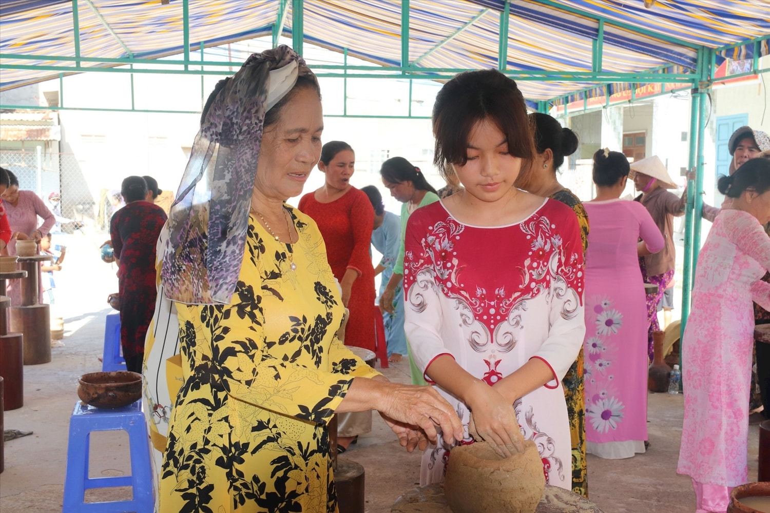 Các nghệ nhân làng Bình Đức hướng dẫn học viên làm gốm