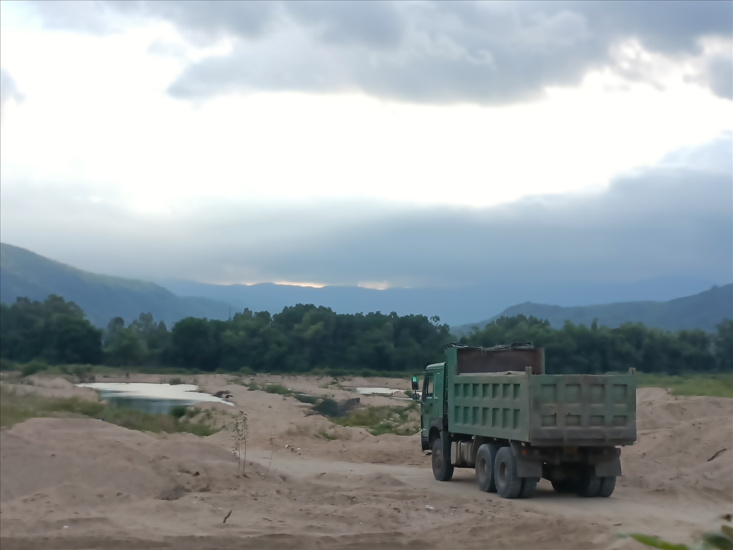 Tại thời điểm phóng viên ghi hình (ngày 11.10), đường công vụ vận chuyển cát của Công ty Lan Anh vẫn còn nằm dưới sông