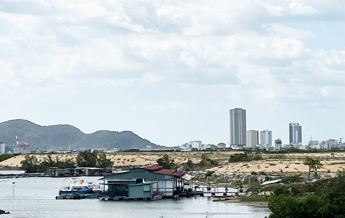 Nhà hàng nổi Sơn Tùng vẫn án binh bất động tại khu vực cuối sông Hà Thanh, phường Đống Đa, Tp. Quy Nhơn