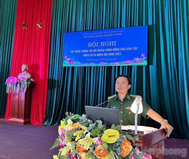 Phó Chủ nhiệm Chính trị - Bộ Chỉ huy Bộ đội Biên phòng tỉnh Thanh Hóa, Thượng tá Lê Tiến Viên, truyền đạt kỹ năng, nghiệp vụ công tác dân vận của đội ngũ cán bộ ở khu vực biên giới trong tình hình mới Phó Chủ nhiệm Chính trị - Bộ Chỉ huy Bộ đội Biên phòng tỉnh Thanh Hóa, Thượng tá Lê Tiến Viên, truyền đạt kỹ năng, nghiệp vụ công tác dân vận của đội ngũ cán bộ ở khu vực biên giới trong tình hình mới