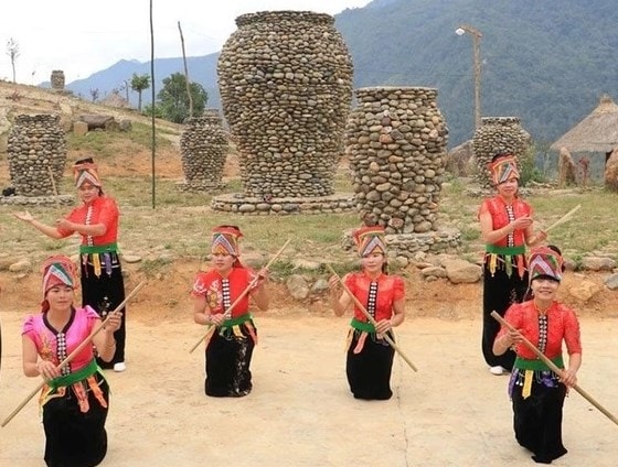 Một buổi sinh hoạt văn nghệ của đồng bào dân tộc La Ha, bản Kẻ, xã Ngọc Chiến, huyện Mường La (Sơn La). 