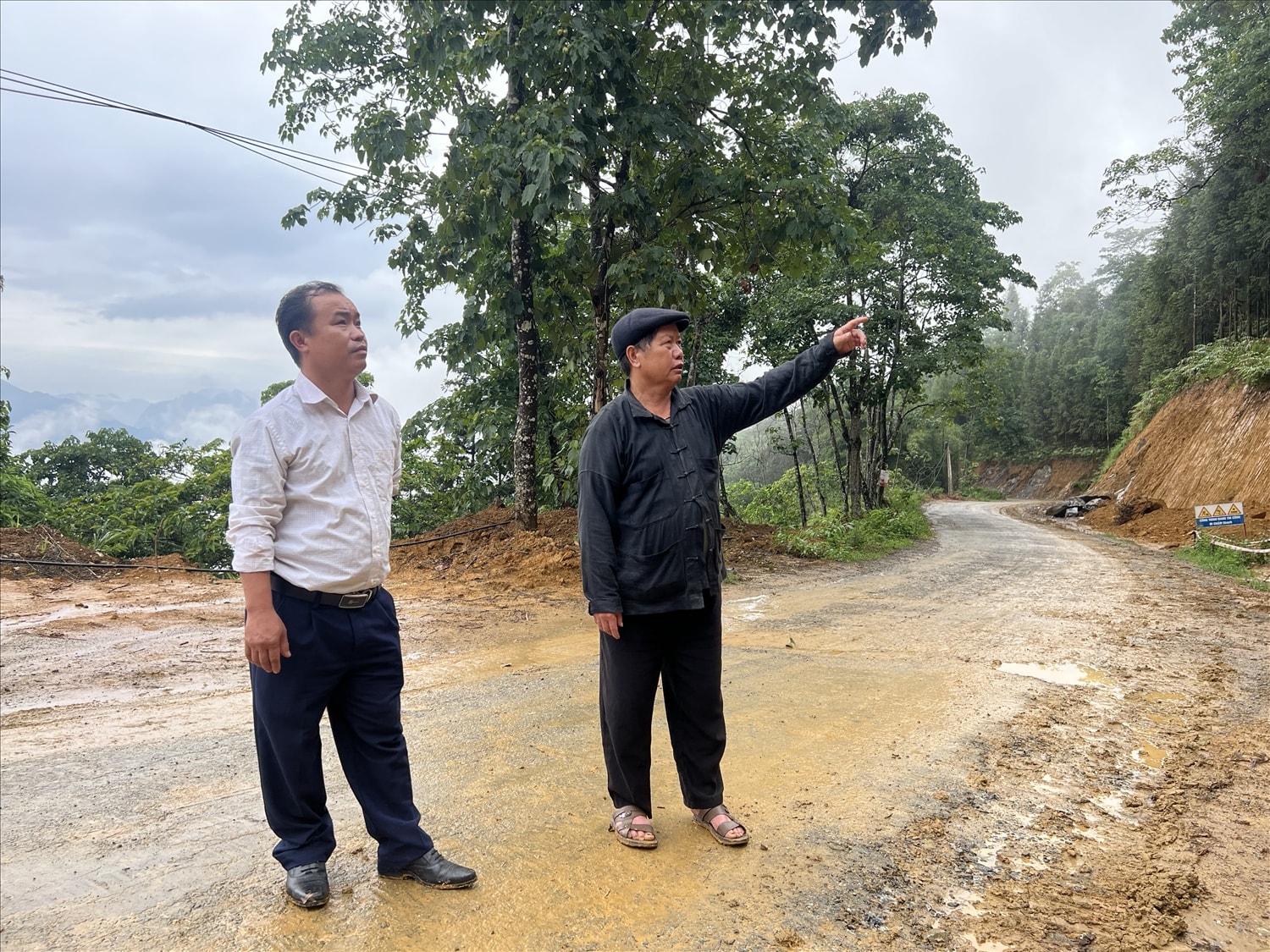 Tuyến đường giao thông Sản Chúng được bê tông hóa phục vụ đi lại, giao thương hàng hóa cho bà con Nhân dân