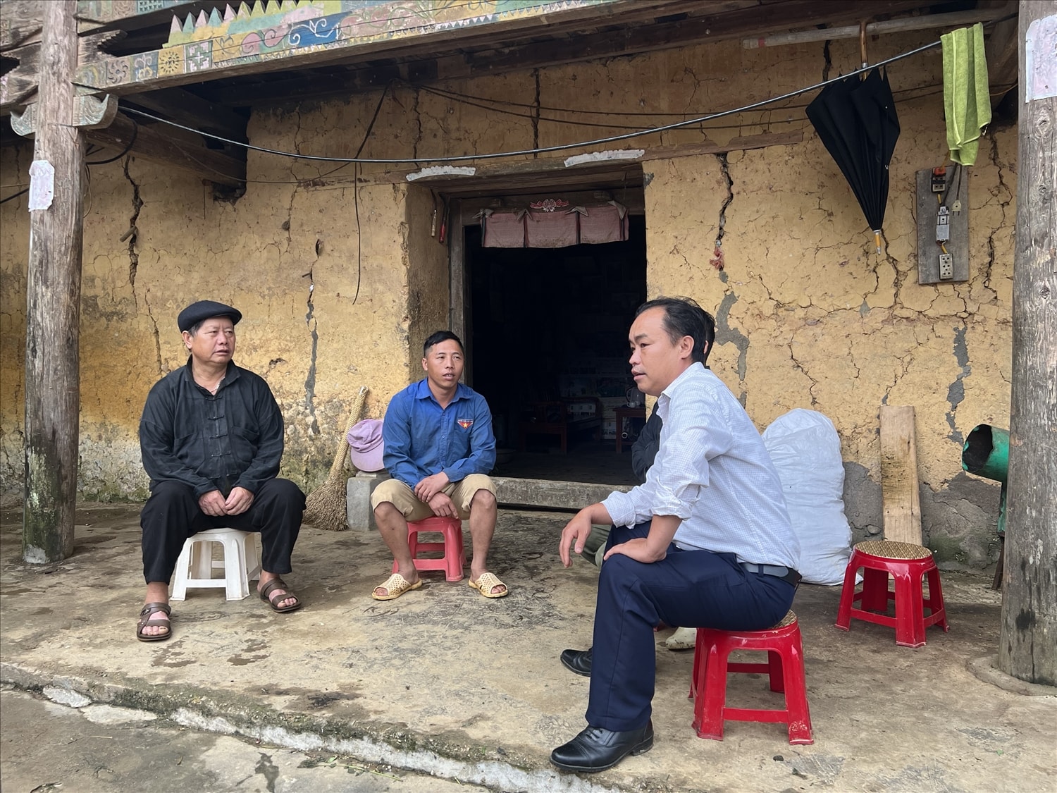 Với vai trò là Người có uy tín của thôn, ông Vẩu (áo đen) tích cực tuyên truyền vận động người dân phát triển kinh tế xóa đói giảm nghèo