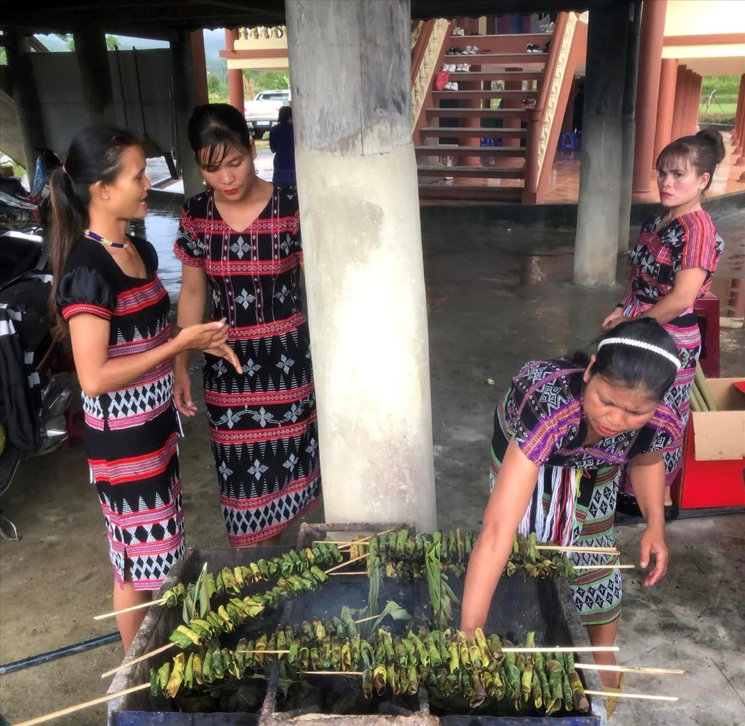 Phụ nữ Tà Ôi chế biến món ăn dân tộc phục vụ khách du lịch Phụ nữ Tà Ôi chế biến món ăn dân tộc phục vụ khách du lịch