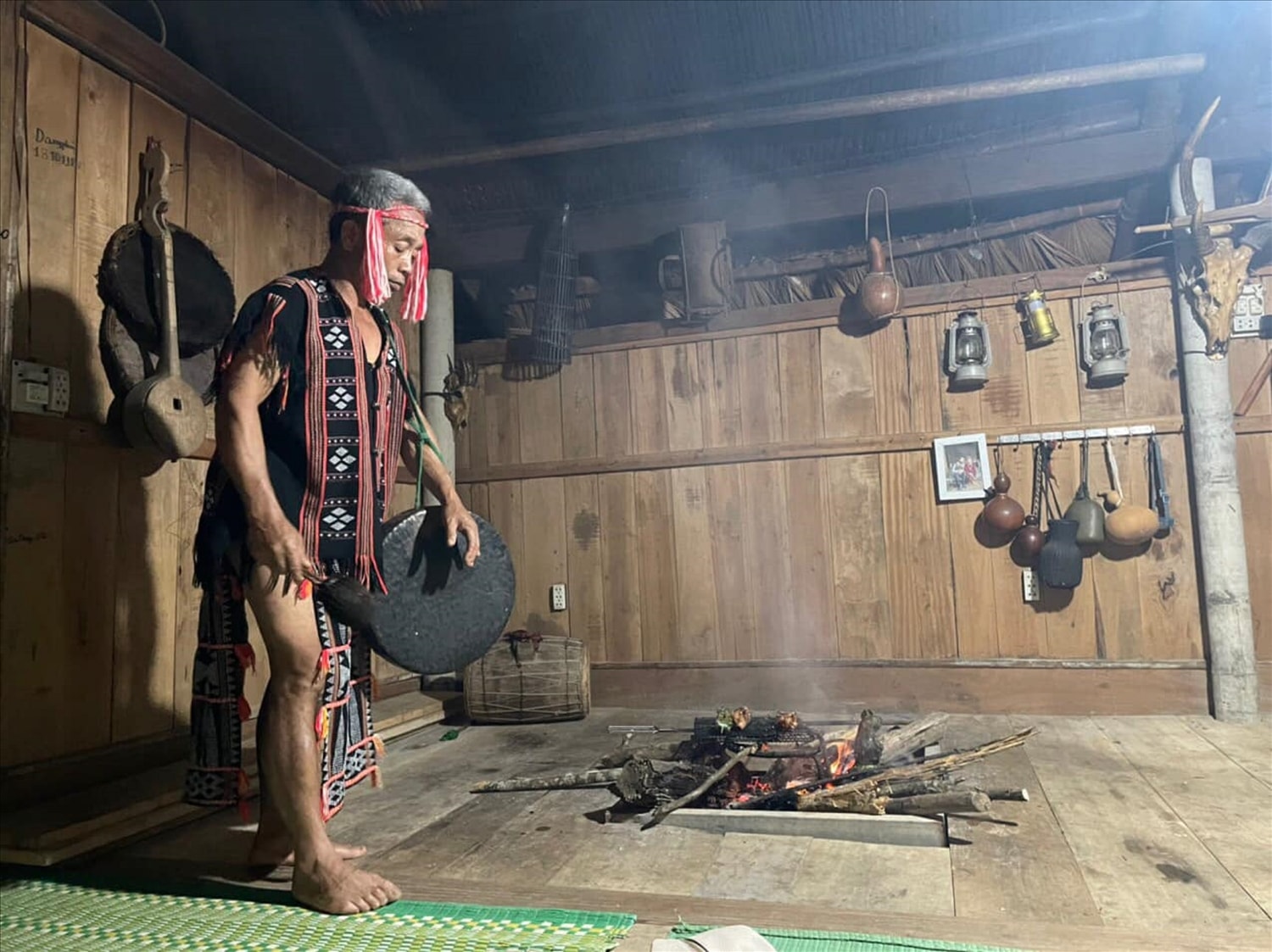 Khách du lịch đến Khách du lịch đến Homestay Hương Danh được trải nghiệm các giá trị văn hóa của đồng bào Tà Ôi