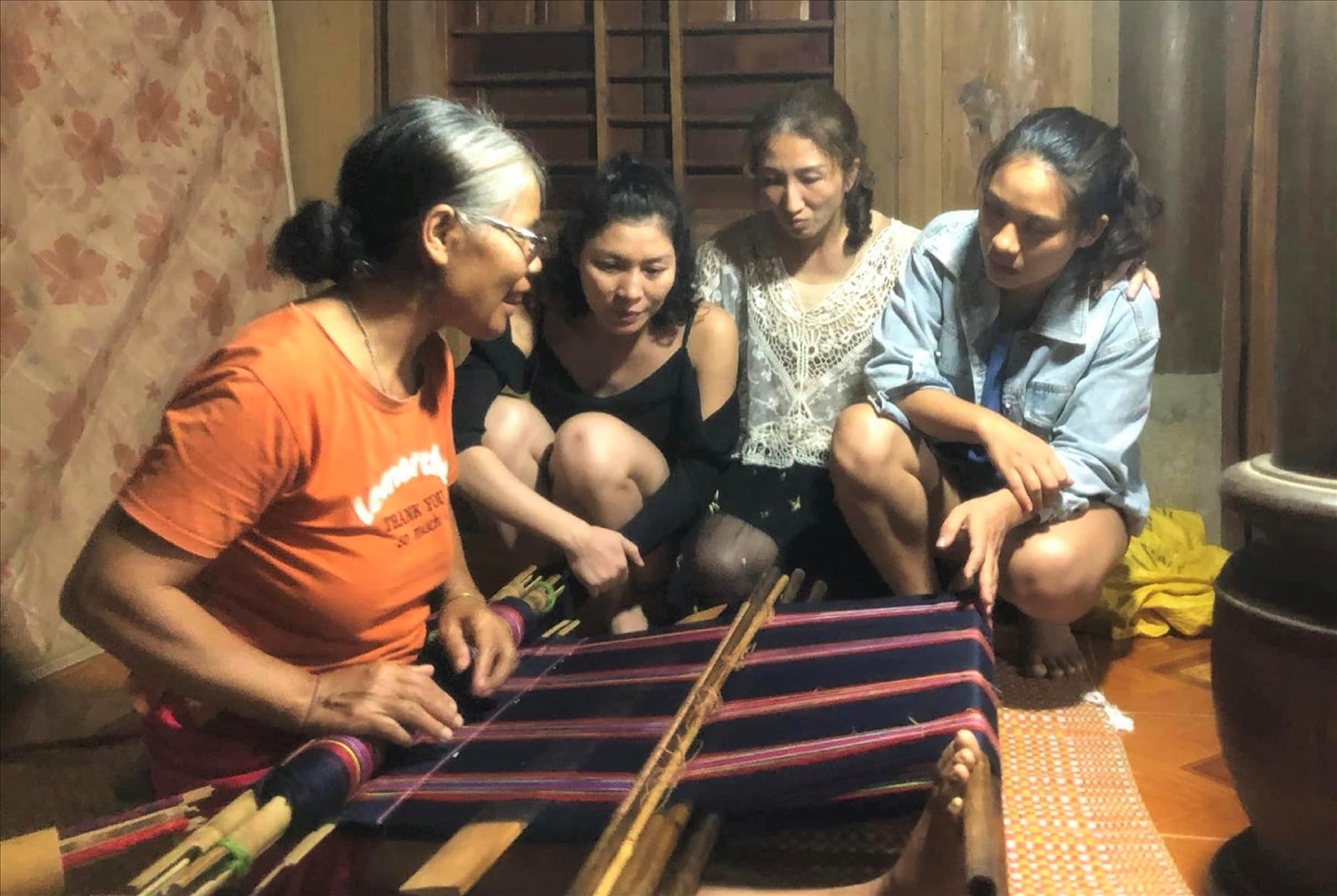 Khách du lịch tìm hiểu nghề dệt zèng của dân tộc Tà Ôi. Khách du lịch tìm hiểu nghề dệt zèng của dân tộc Tà Ôi.