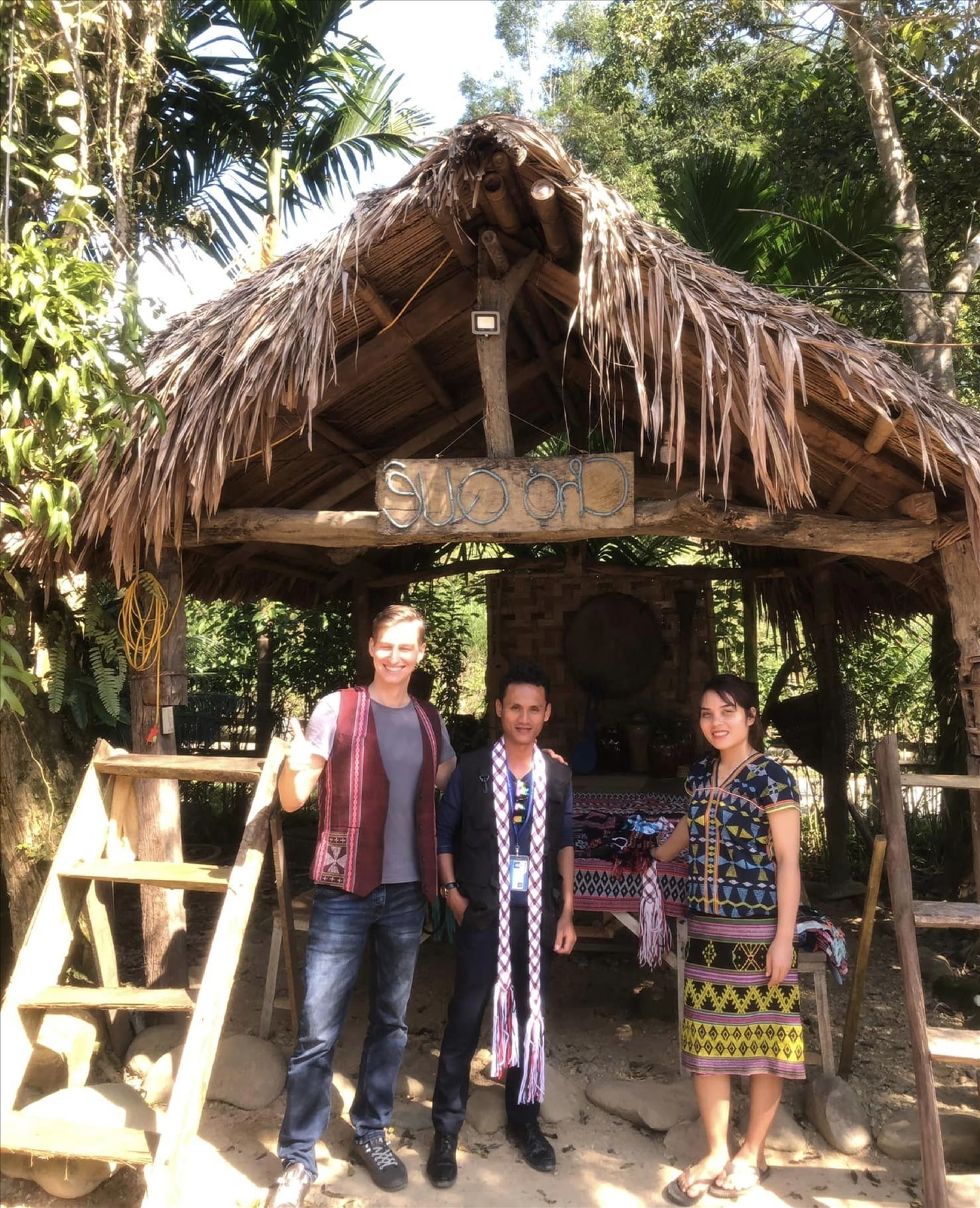 Chàng trai người Tà Ôi Viên Đăng Phú (giữa) và du khách Tây (bên trái) lưu lại khoảnh khắc trong khuôn viên Homestay Hương Danh của gia đình mình. Chàng trai người Tà Ôi Viên Đăng Phú (giữa) và du khách Tây (bên trái) lưu lại khoảnh khắc trong khuôn viên Homestay Hương Danh của gia đình mình.