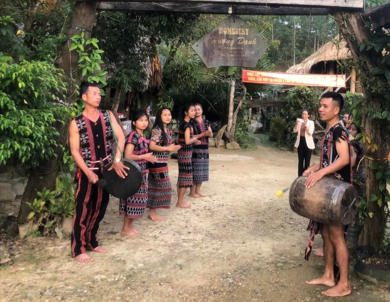 Đồng bào Tà Ôi biểu diễn dân vũ đón khách du lịch tại Homestay Hương Danh Đồng bào Tà Ôi biểu diễn dân vũ đón khách du lịch tại Homestay Hương Danh