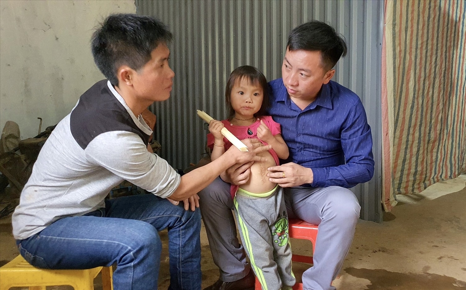 Cứ A Súa tư vấn tình trạng bệnh cho người thân cháu bé bị mắc bệnh gan. Cứ A Súa tư vấn tình trạng bệnh cho người thân cháu bé bị mắc bệnh gan.