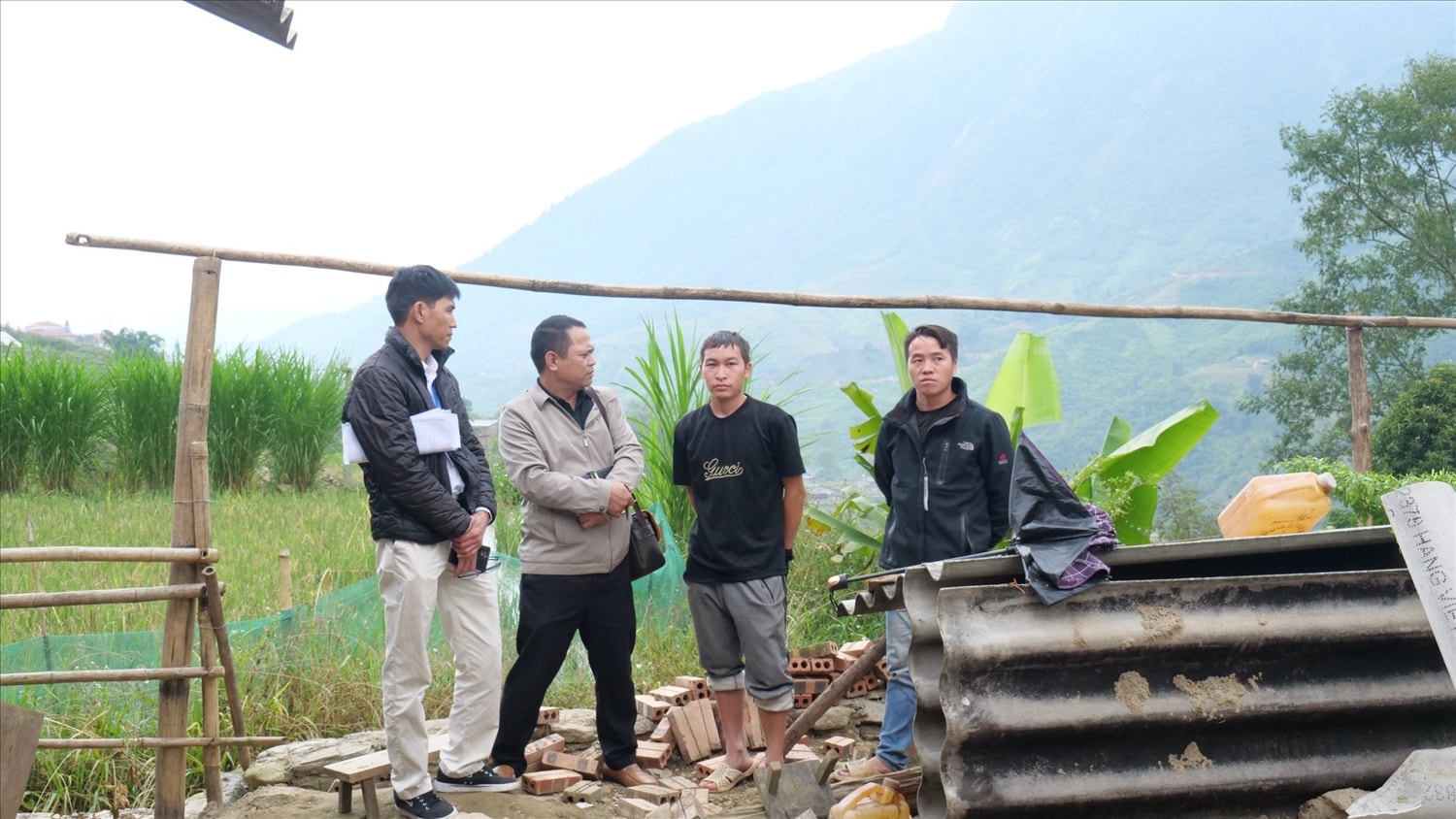 Vì chờ đợi quá lâu, anh Tính (thứ 2 từ phải qua) đành vay mượn tiền để sửa chữa nhà cửa Vì chờ đợi quá lâu, anh Tính (thứ 2 từ phải qua) đành vay mượn tiền để sửa chữa nhà cửa