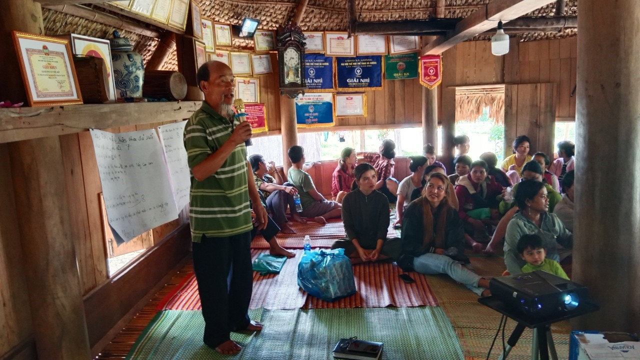 Phát huy vai trò của già làng, những Người có uy tín, lực lượng dân số địa phương để phổ biến pháp luật đến với người dân ở các bản, làng.