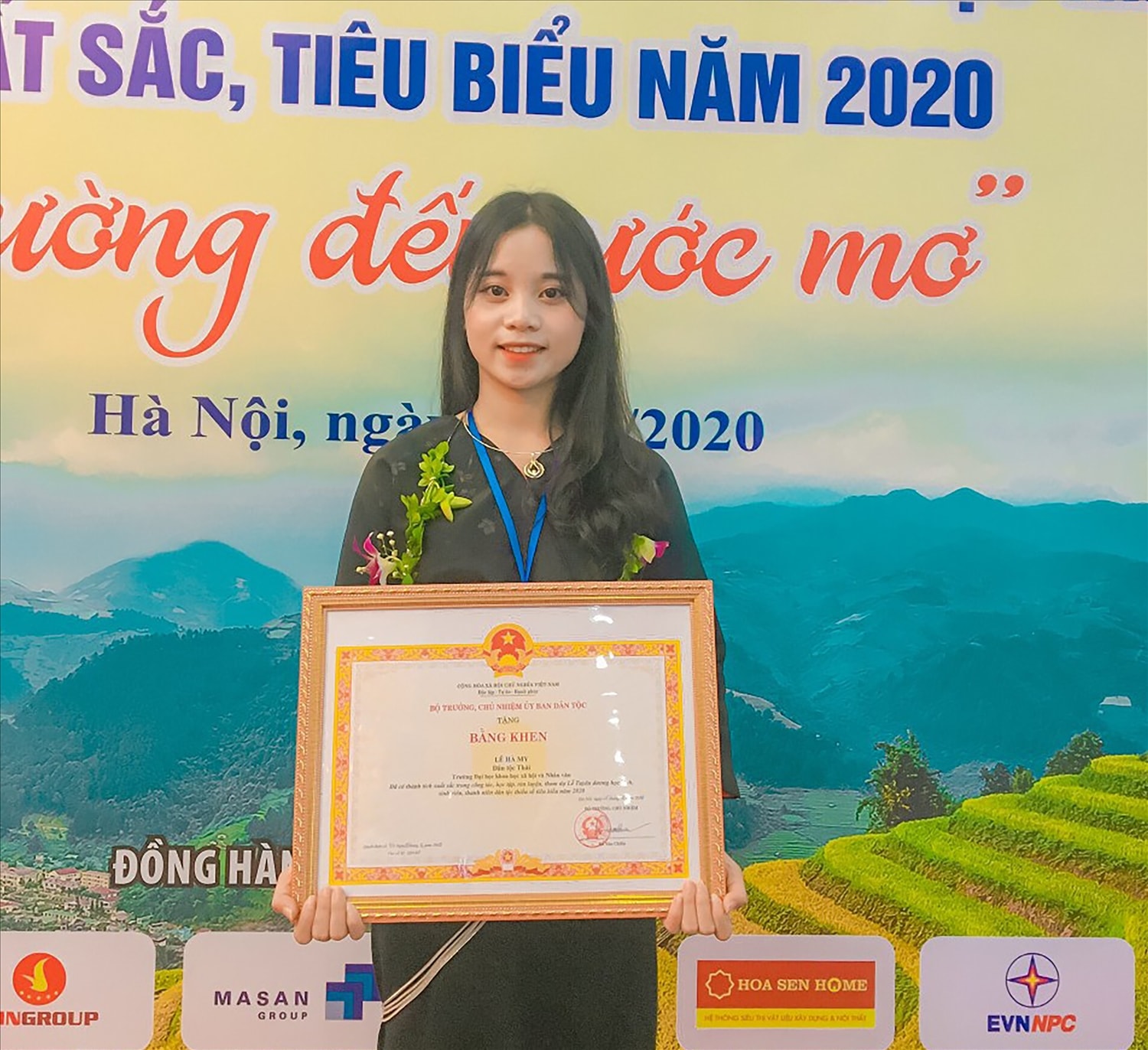 Hiện nhiều học sinh, sinh viên thuộc các dân tộc có khó khăn đặc thù đã nỗ lực vươn lên trên con đường học tập. (Trong ảnh: Em Lô Thị Bảo Vy, dân tộc Ơ Đu, được vinh danh trong Lễ Tuyên dương học sinh, sinh viên, thanh niên DTTS xuất sắc, tiêu biểu năm 2020).
