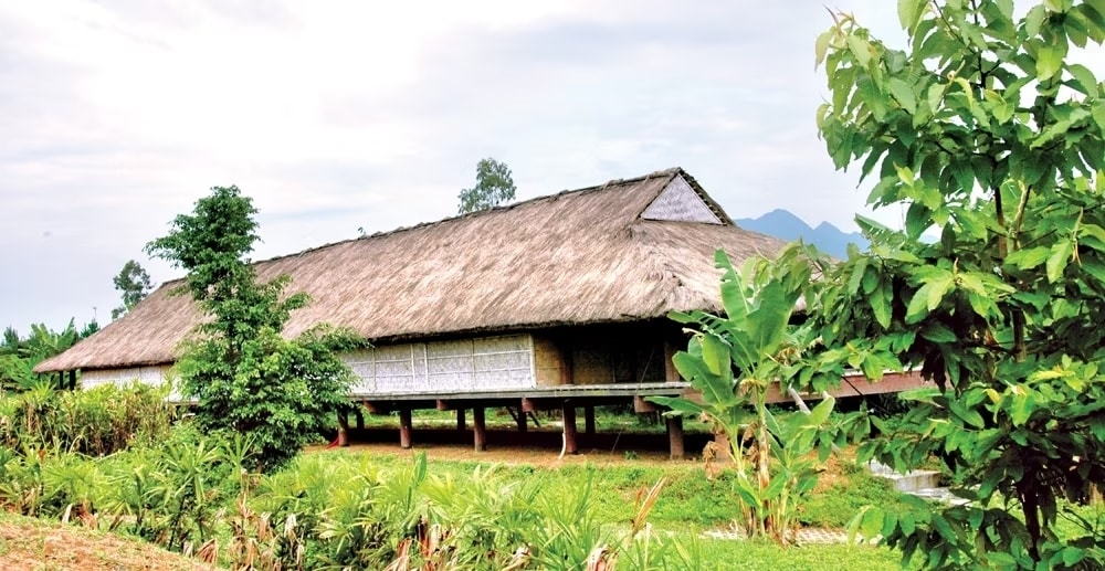 Nhà dài của dân tộc Cor được phục dựng tại Đồng Mô, Sơn Tây (Hà Nội). Nhà dài của dân tộc Cor được phục dựng tại Đồng Mô, Sơn Tây (Hà Nội).