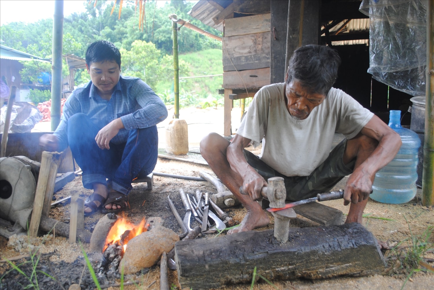Thợ rèn Tơngôl Nhứn với công đoạn chế tác dụng cụ lao động.