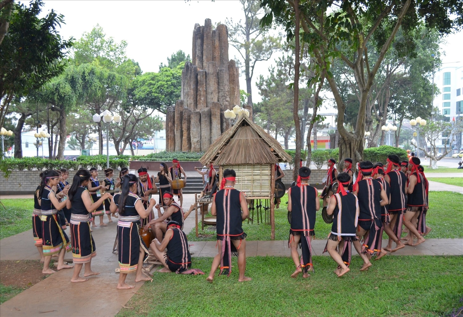 Đồng bào Gia Rai trong trang phục truyền thống múa xoang ngày hội (Ảnh: Xuân Toản) Đồng bào Gia Rai trong trang phục truyền thống múa xoang ngày hội (Ảnh: Xuân Toản)