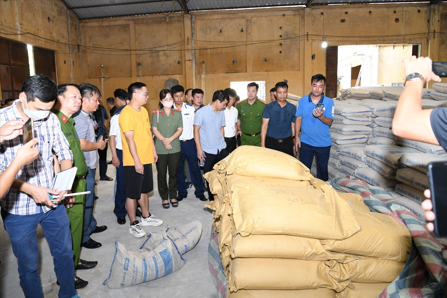 Các bao tải ma tuý được trà trộn cùng xi măng để chuyển sang nước ngoài tiêu thụ.