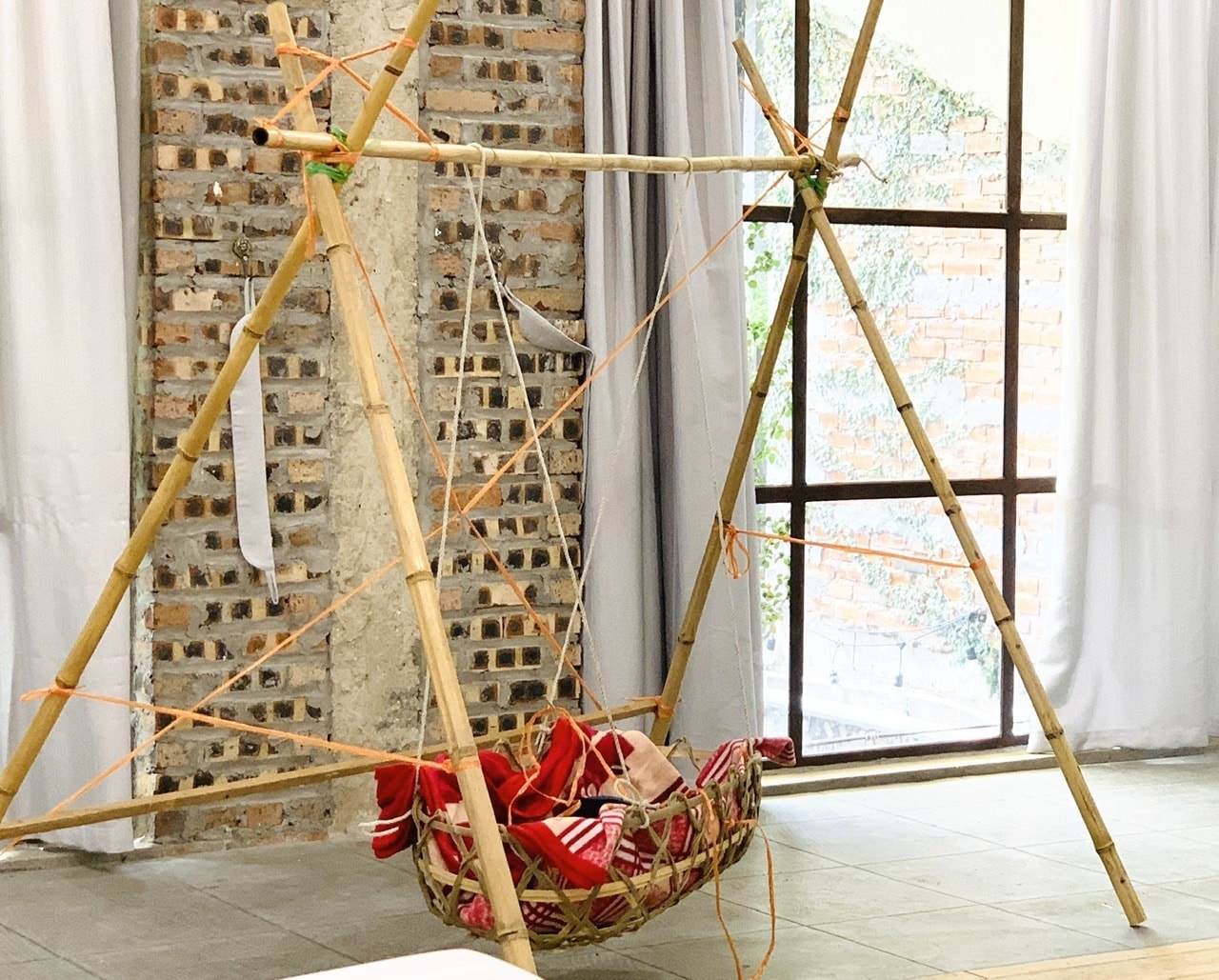 Nhắc đến lời ru của dân tộc Tày là nhắc đến hình ảnh chiếc nôi êm, đưa con trẻ nhẹ nhàng vào giấc ngủ