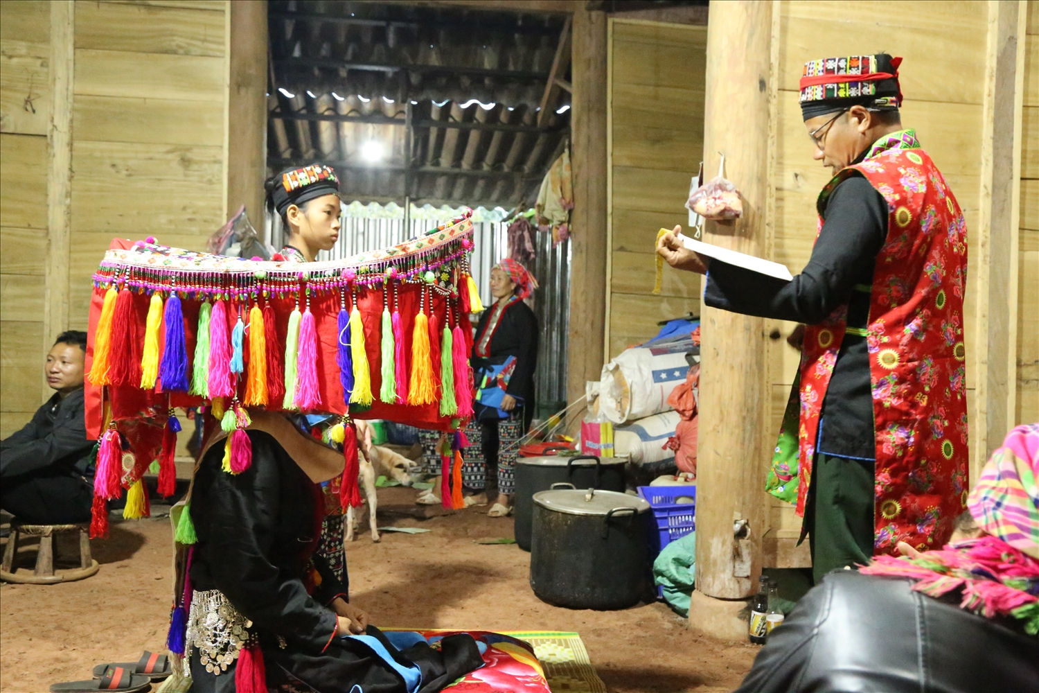 Khi đến nhà trai, cô dâu được Thầy mo làm lễ cúng giải hạn...