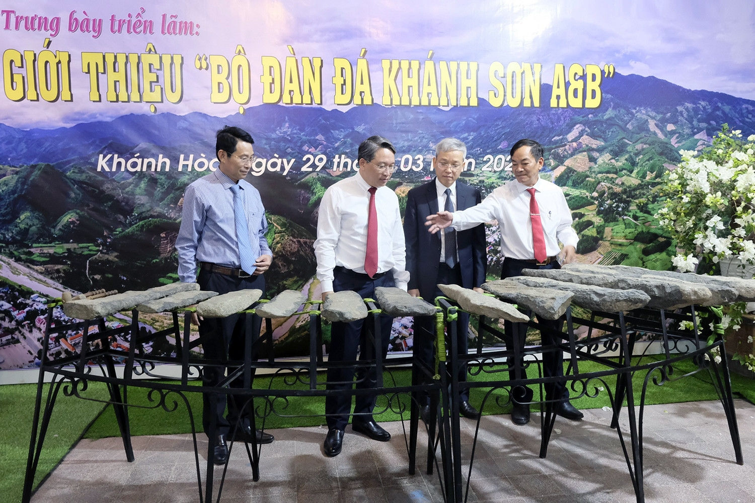Đàn đá Khánh Sơn là nhạc cụ độc đáo của đồng bào DTTS huyện Khánh Sơn cần được bảo tồn và phát huy giá trị Đàn đá Khánh Sơn là nhạc cụ độc đáo của đồng bào DTTS huyện Khánh Sơn cần được bảo tồn và phát huy giá trị