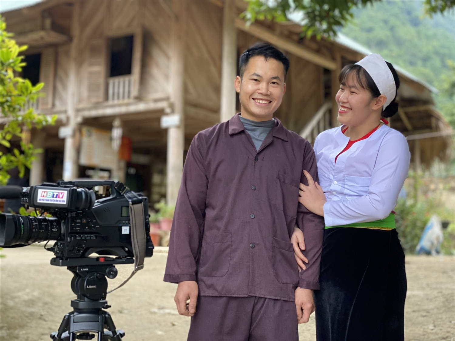 Anh Đinh Văn Sánh cùng vợ bên Homstay của gia đình (Nguồn ảnh nhân vật cung cấp)