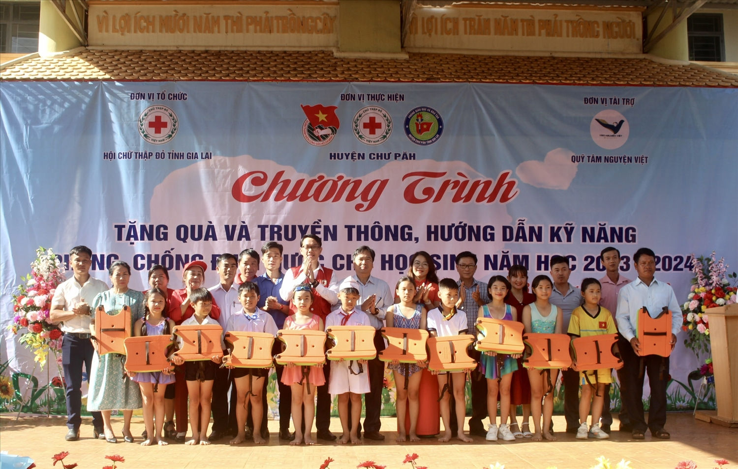 Hội Chữ thập đỏ tỉnh Gia Lai tặng phao tập bơi cho  các em học sinh
