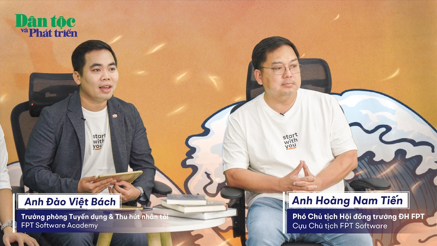 Host Đào Việt Bách và anh Hoàng Nam Tiến trao đổi trong Win U Game 3 Host Đào Việt Bách và anh Hoàng Nam Tiến trao đổi trong Win U Game 3