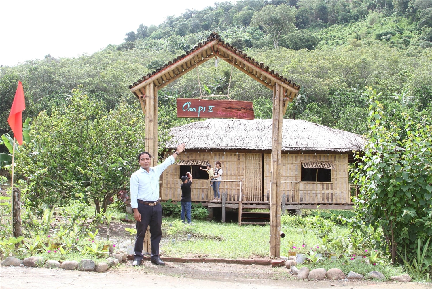 Anh Katơr Chinh giới thiệu căn nhà sàn mang tên Chapi II phục vụ nhu cầu nghỉ dưỡng của du khách.