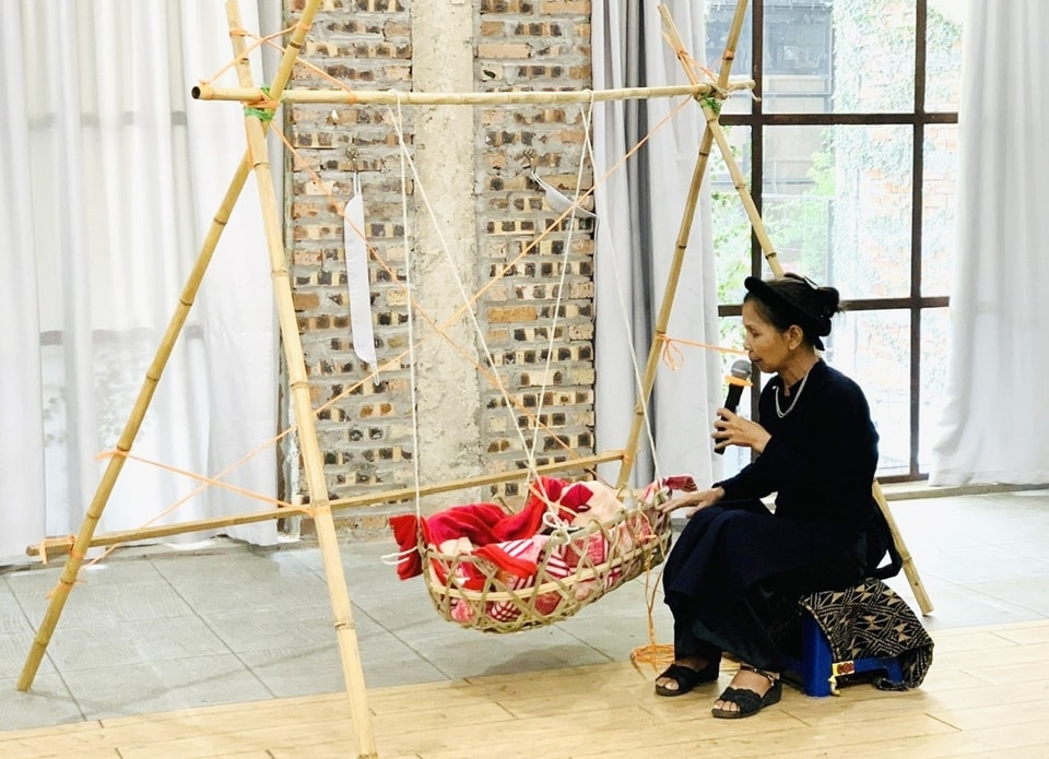 Nghệ nhân Nguyễn Thị Điềm tái hiện lại bài hát ru con của dân tộc Tày