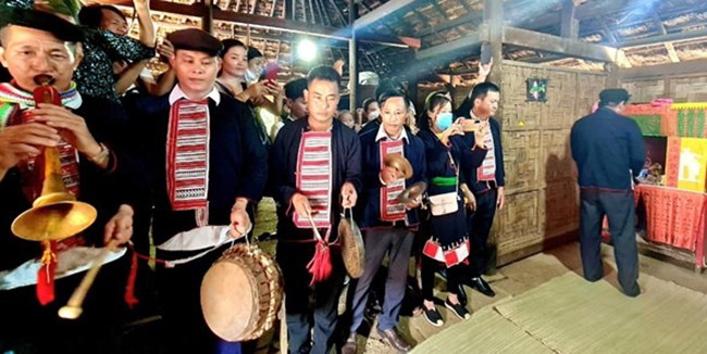 Nhà trai làm các nghi thức cúng lễ trước khi đón cô dâu về nhà