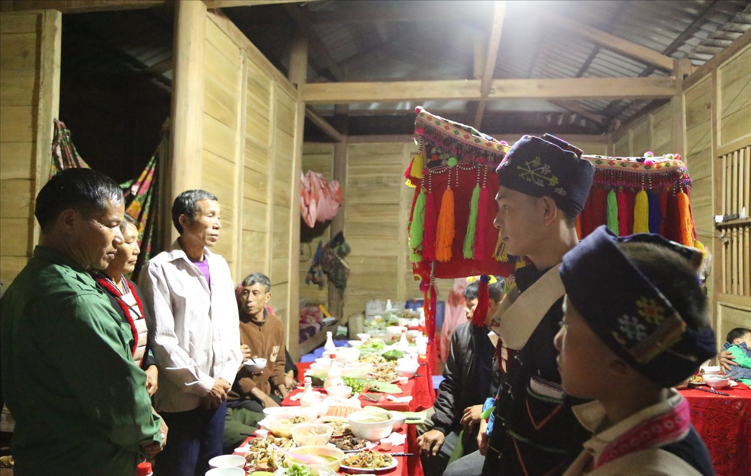 Cô dâu, chú rể đi từng bàn để mời nước, thuốc, rượu, thịt cho khách đã đến dự và chung vui